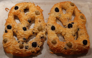 Fougasse aux olives noires et vertes 17 scaled