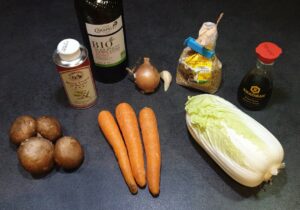 Poêlée asiatique de chou chinois, carottes et champignons