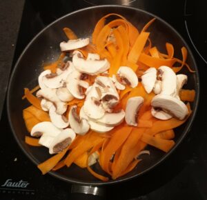 Poêlée asiatique de chou chinois, carottes et champignons