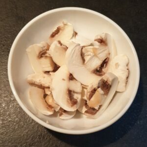 Poêlée asiatique de chou chinois, carottes et champignons