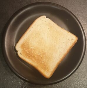 Toast avocat houmous œuf gruyère