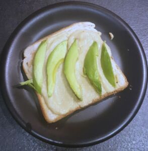 Toast avocat houmous œuf gruyère