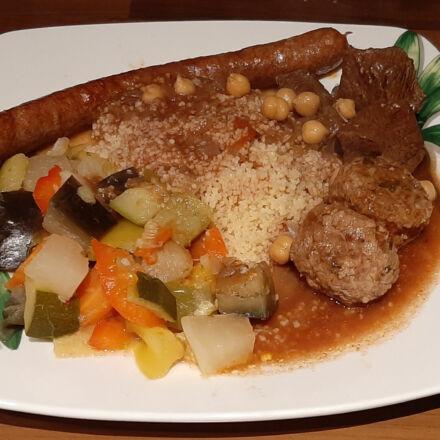 Couscous maison aux légumes, agneau, bœuf, boulette et merguez