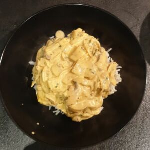 Saumon au curry rouge, lait de coco et coriandre