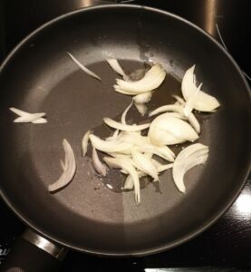 Saumon au curry rouge, lait de coco et coriandre