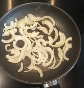 Penne à la crème, courgette et épices