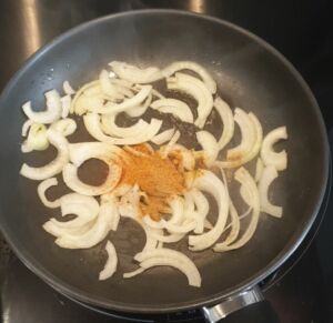 Penne à la crème, courgette et épices