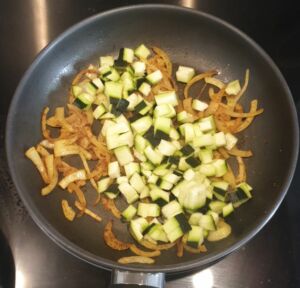 Penne à la crème, courgette et épices