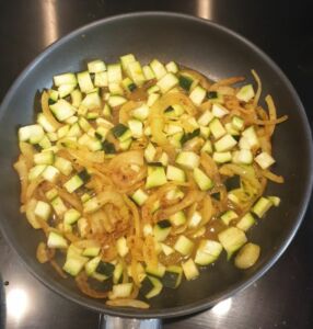 Penne à la crème, courgette et épices