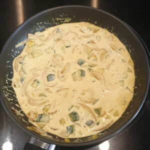 Penne à la crème, courgette et épices