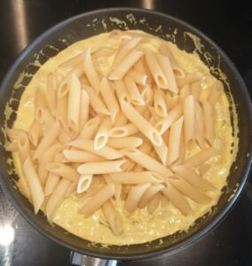 Penne à la crème, courgette et épices