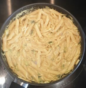 Penne à la crème, courgette et épices