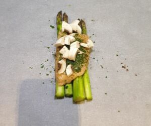 Papillote de saumon aux asperges vertes et champignons