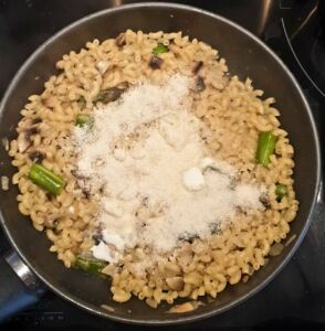 Risotto de coquillettes aux asperges vertes et aux champignons