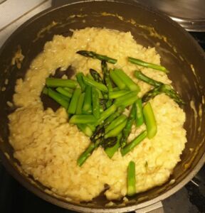 Risotto asperges vertes, orange et saumon mariné de Cyril Lignac