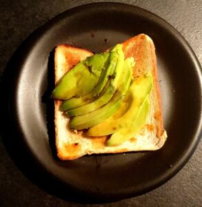 Avocado toast avec œuf mollet