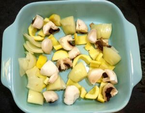 Courgettes jaunes, champignons, oignon, ail et épices au four