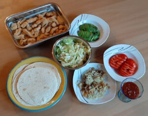 Galettes de fajitas maison. Tortillas mexicaines poulet, avocat et tomate