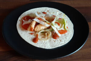 Galettes de fajitas maison. Tortillas mexicaines poulet, avocat et tomate