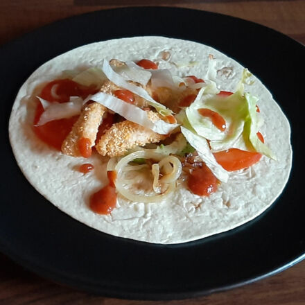 Galettes de fajitas maison. Tortillas mexicaines poulet, avocat et tomate