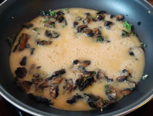 Omelette aux champignons de Paris frais