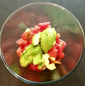 Salade concombre tomate avocat