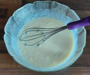 Tarte à la rhubarbe et mangues caramélisées au miel sur pâte sucrée