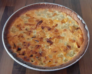 Tarte à la rhubarbe et mangues caramélisées au miel sur pâte sucrée