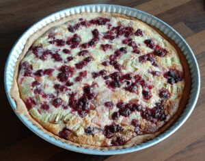 Tarte à la rhubarbe et aux framboises sur pâte sablée