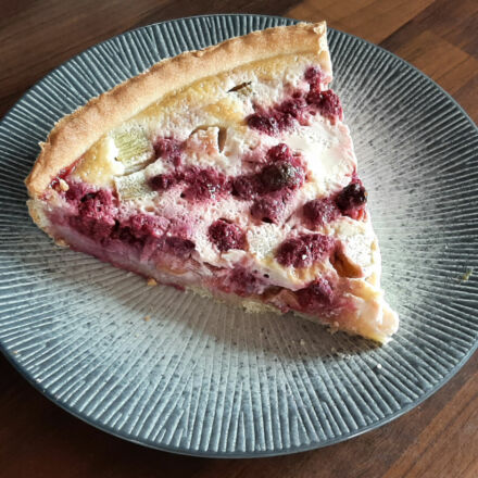 Tarte à la rhubarbe et aux framboises sur pâte sablée