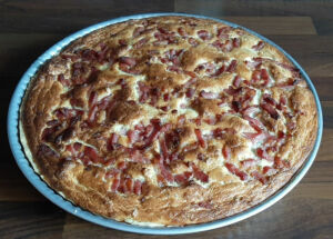 Tarte au fromage blanc, allumettes et fines herbes