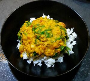 Dahl de lentilles corail aux épinards