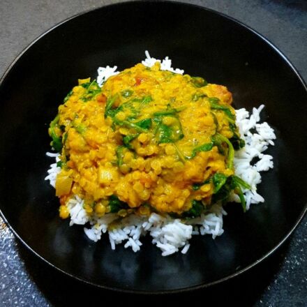 Dahl de lentilles corail aux épinards