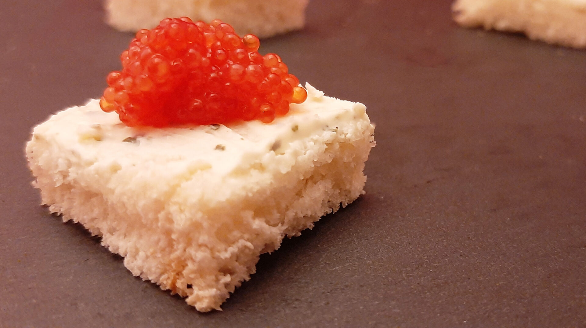 Œuf de lump. Une recette apéro avec fromage ail et fines herbes frais