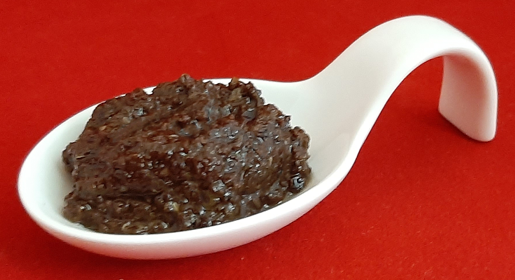 Tapenade olive noire. Recette maison à base de câpres et d'anchois