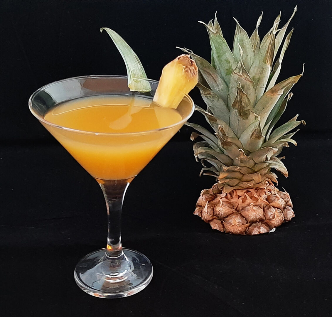 Cocktail rhum ananas. Recette de boisson digne d'un bar pour l'apéritif