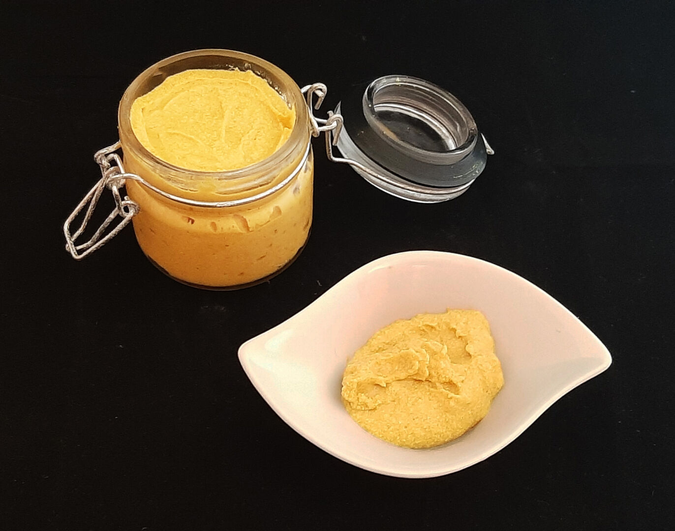 Moutarde de Dijon. Une recette avec des graines à faire soimême. — free download