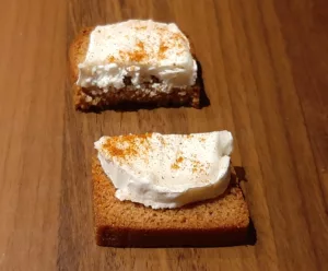 Toast pain d'épices chèvre miel